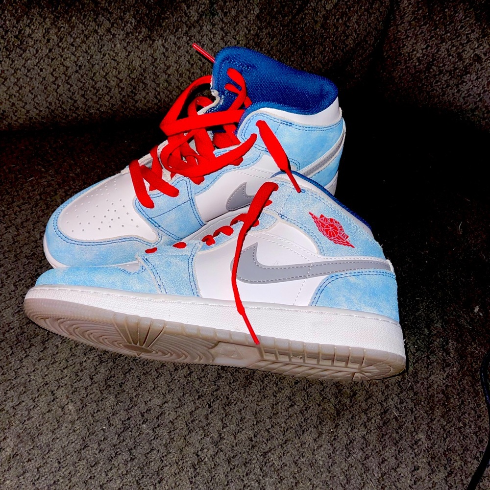 Nike boys size 5.5